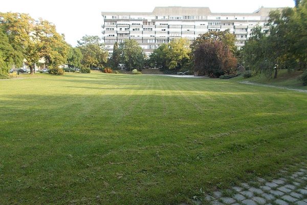 : Prométheusz Park,  [[:en:Szekszárd|Szekszárd]], [[:en:Tolna County|Tolna County]], [[:en:Hungary|Hungary]].}}{{hu|1=: Park a háttérben a Kölcsey lakótelep szalagháza a Szent István  tér felől. - [[:hu:Tolna megye|Tolna megye]], [[:hu:Szekszárd|Szekszárd]], Prométheusz park{{Location|46|20|54.94|N|18|42|14.91|E|region:HU}}