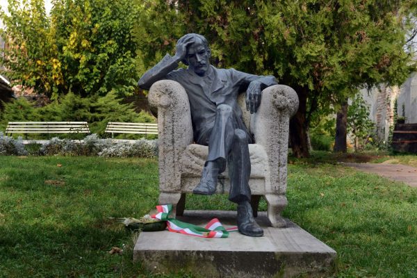 babits szobor