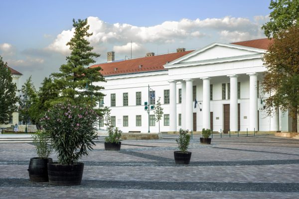 A felújított Vármegyeháza, az új Béla térrel az előtérben