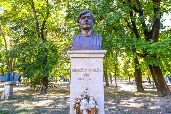 meszoly-szobor02